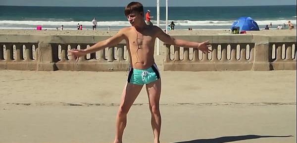  Twink dancing in the beach with speedo bulge  Novinho dançando sunga na praia